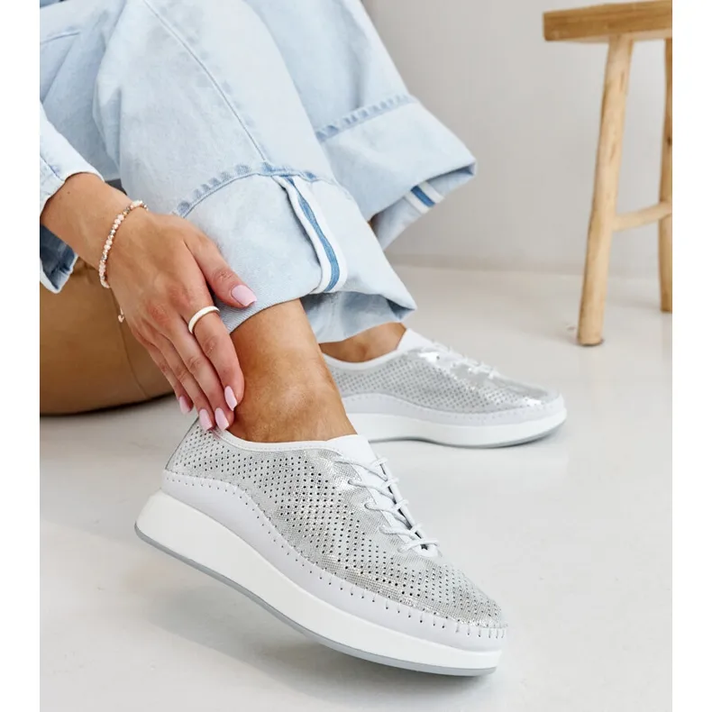 Baskets en cuir argenté sur la plateforme Amana