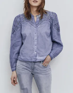 Blouse bleu traitement acid wash détails broderies femme