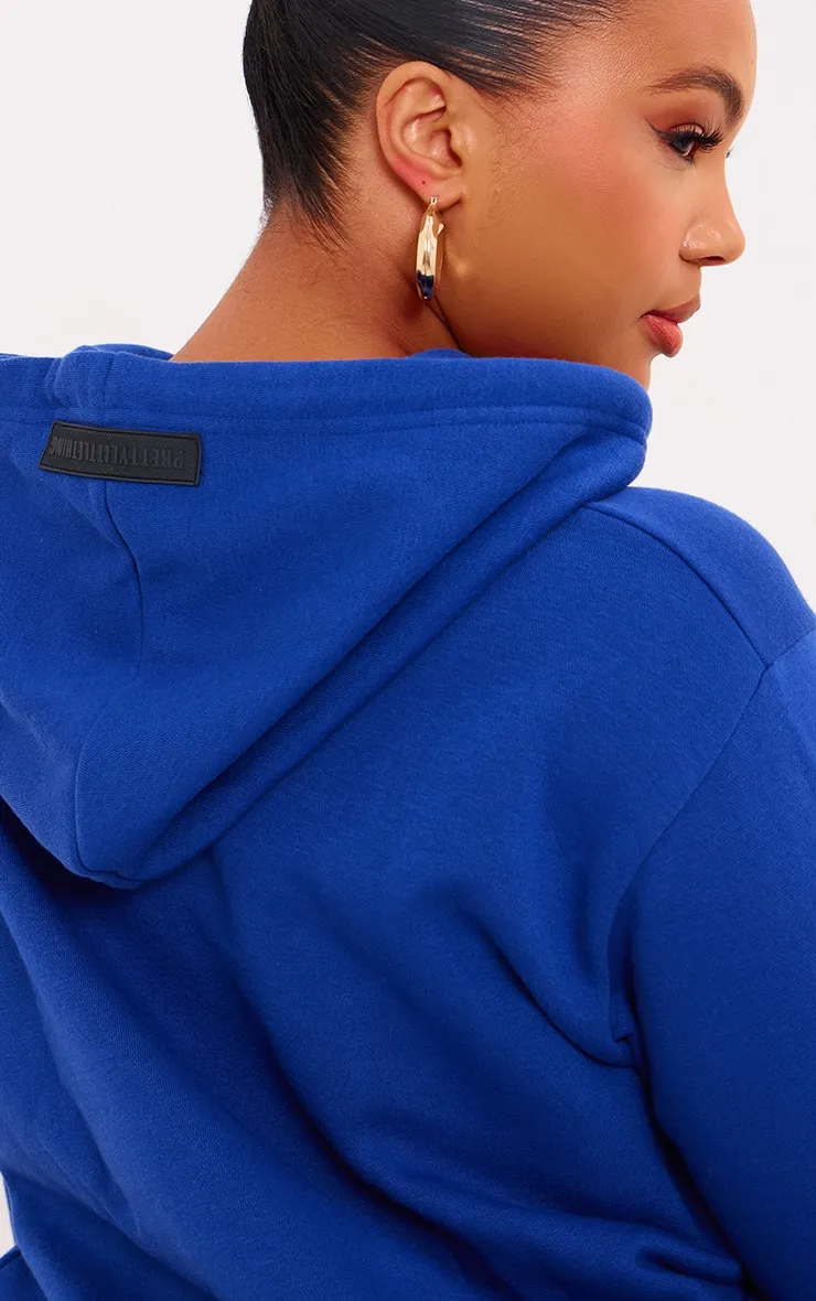 PRETTYLITTLETHING Plus Hoodie bleu marine à détail badge