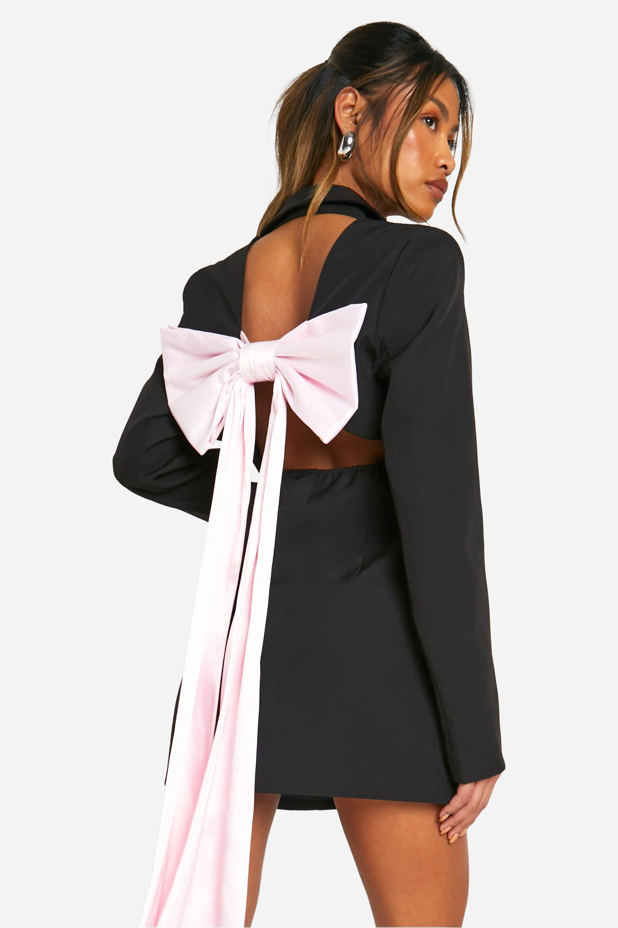 Robe blazer à dos nu et nœud
