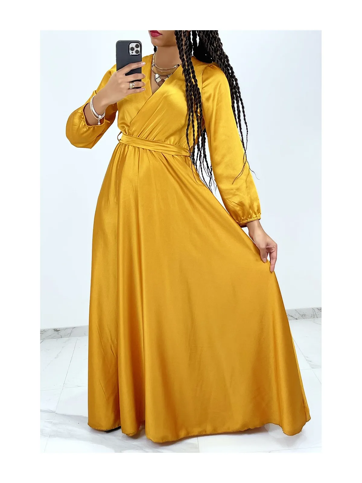 Robe longue moutarde satinée