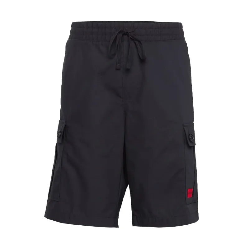 SHORT HUGO NOIR AVEC POCHES CARGO ET ÉTIQUETTE LOGO ROUGE GARLIO242