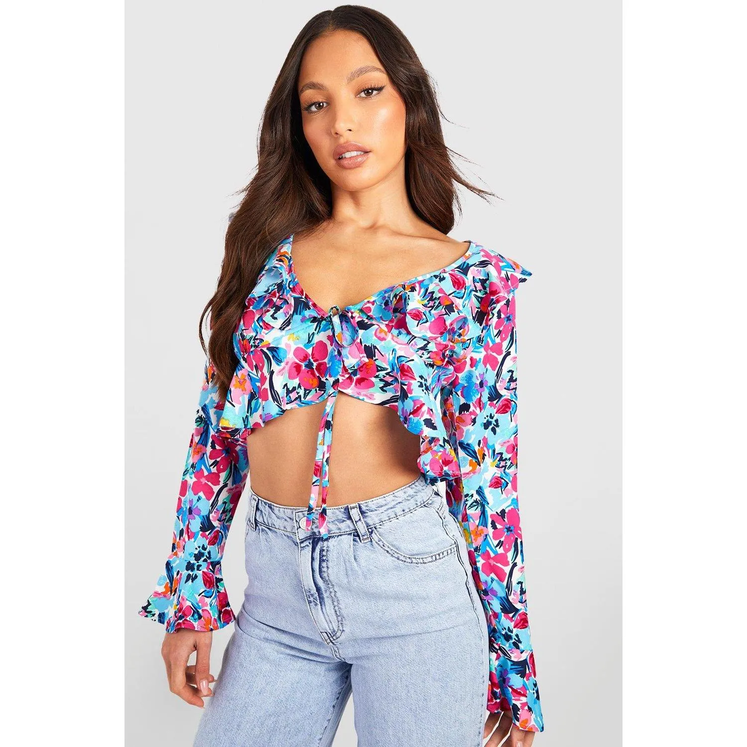 Tall – Blouse courte fleurie à volants – Bleu